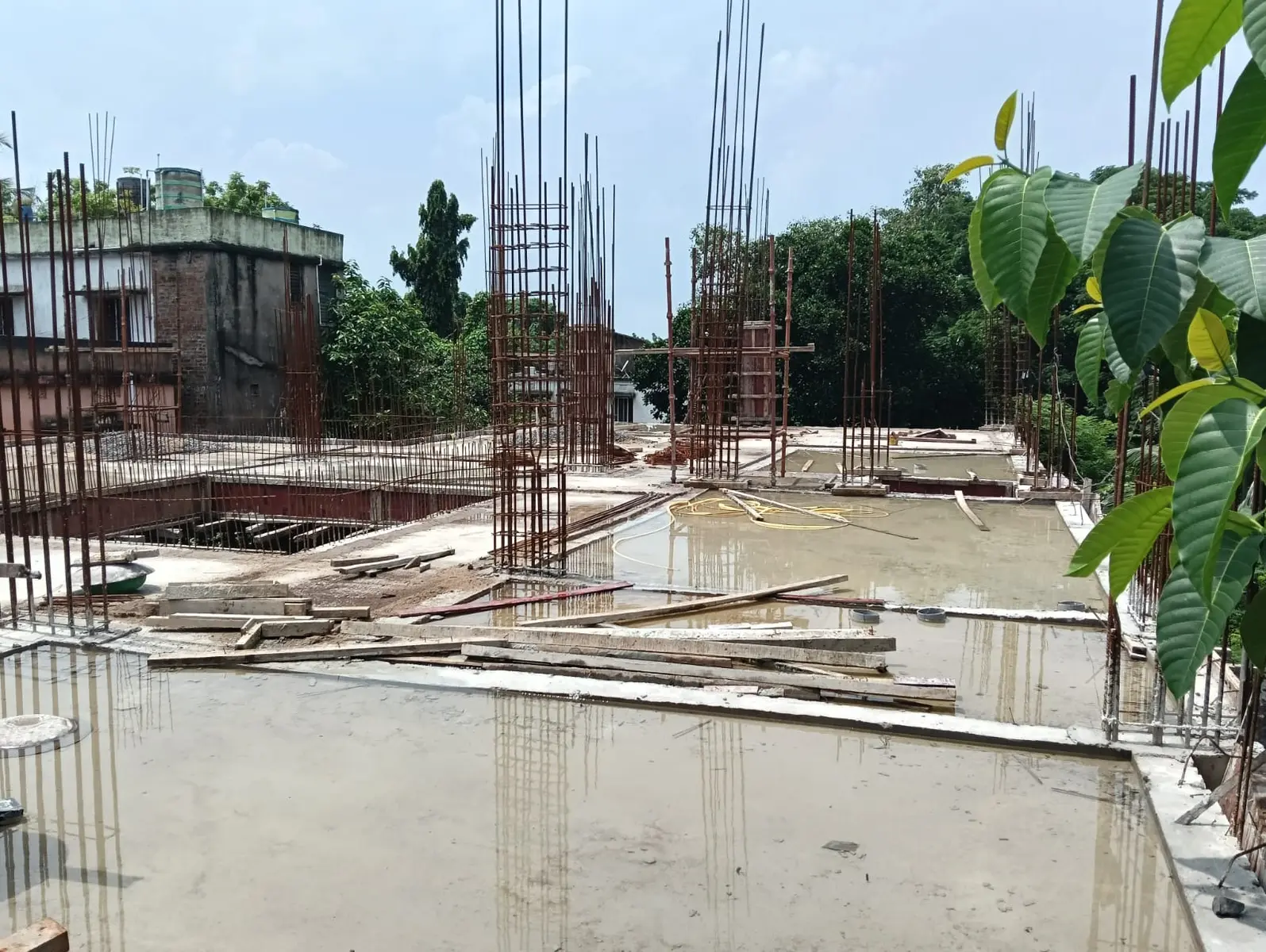 Concrete slab construction with vertical reinforcement